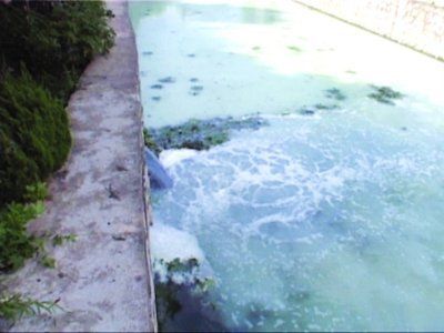 “牛奶”就是從這處雨水管道排進百家湖的。資料圖