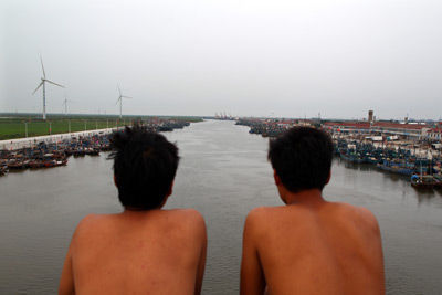 2011年8月28日，山東壽光市羊口鎮(zhèn)。捕魚船停在小清河進(jìn)入渤海的口岸。牛光 攝