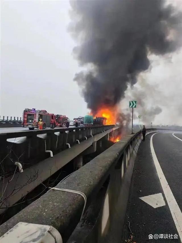 湖南高速多車相撞致16死66傷 現場畫面曝光一片狼藉